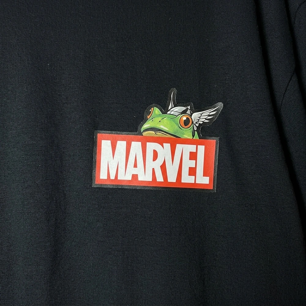 Detalle estampado Marvel Frog Thor en el pecho